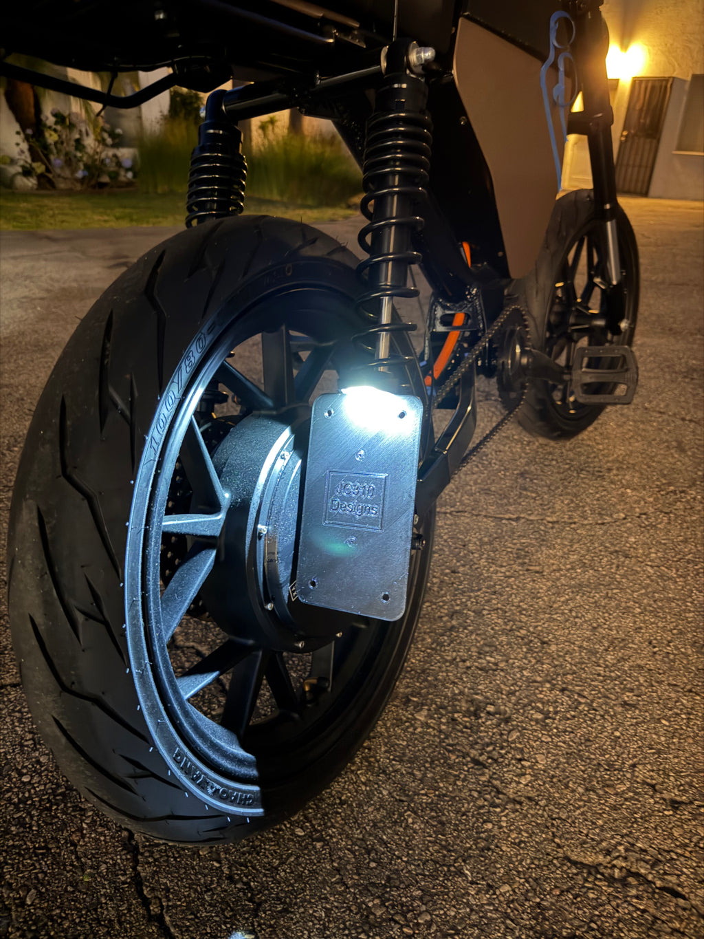 Onyx RCR 80V – Illuminated License Plate Mount (Swing Arm Edition)