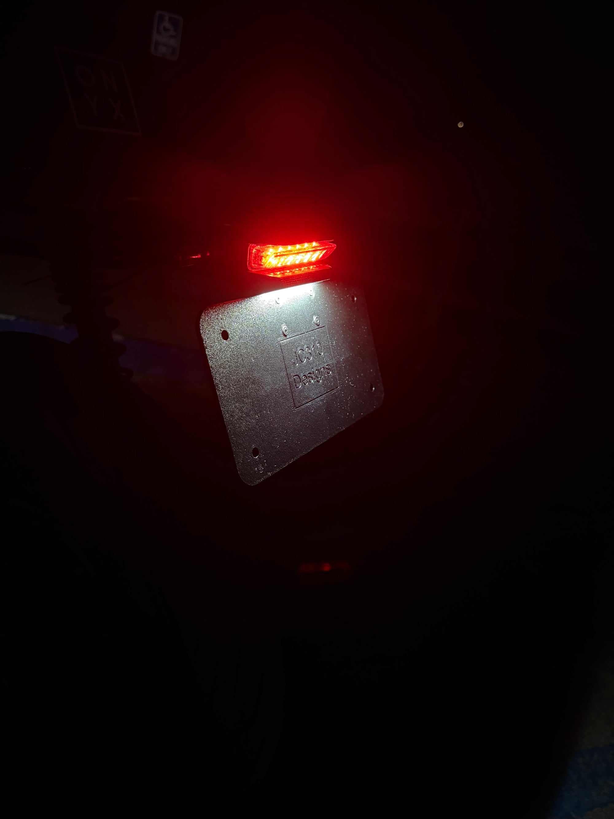 Onyx RCR 80V – Illuminated License Plate Mount