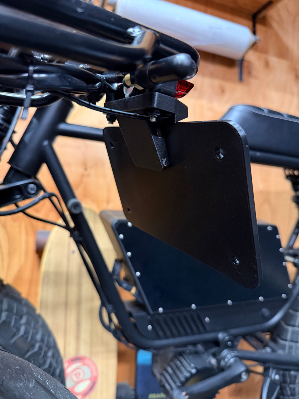 Onyx RCR 80V – Illuminated License Plate Mount