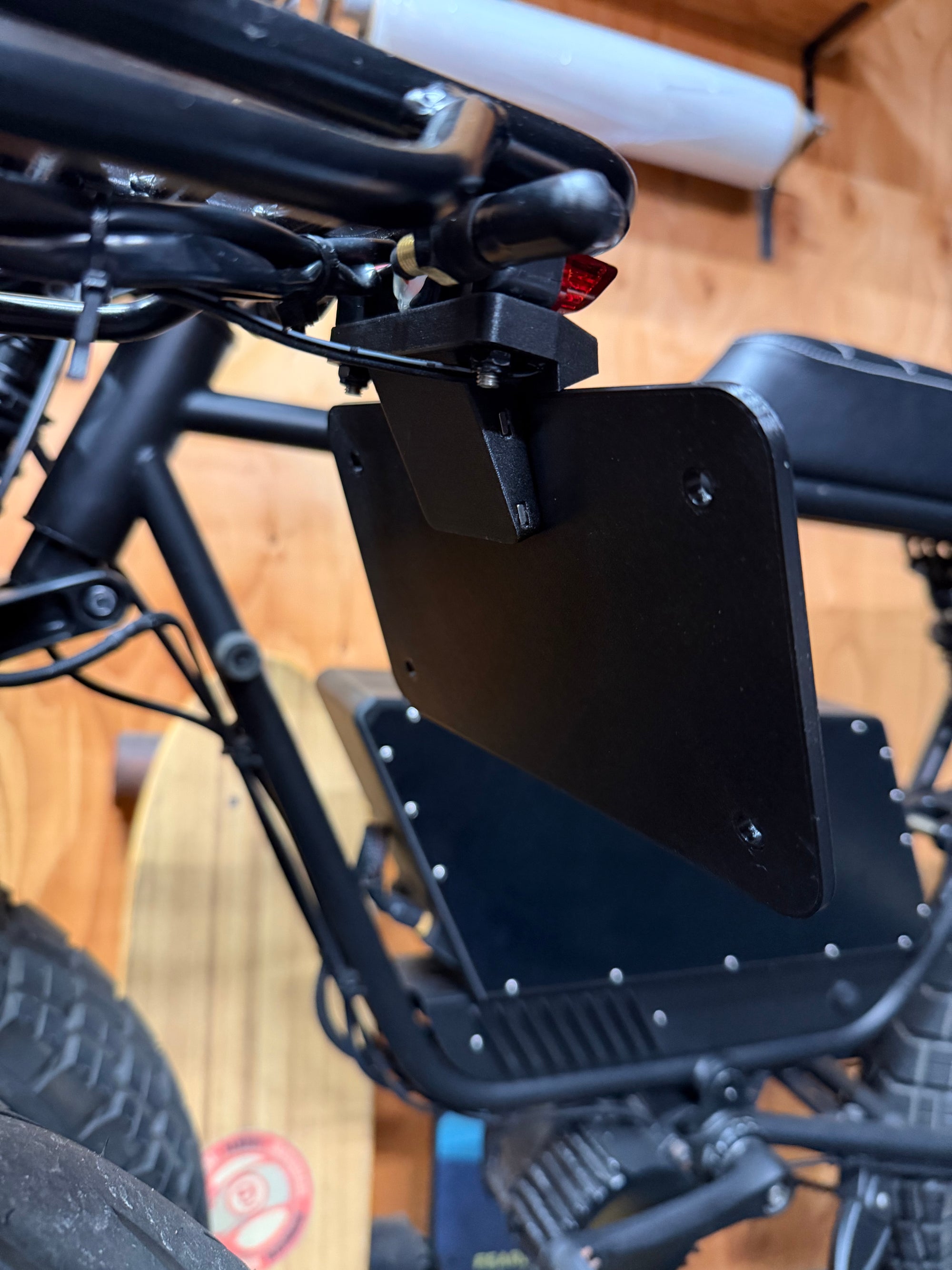Onyx RCR 80V – Illuminated License Plate Mount